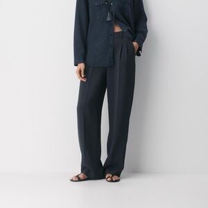 Aritzia
The Effortless Pant™  size 6 short